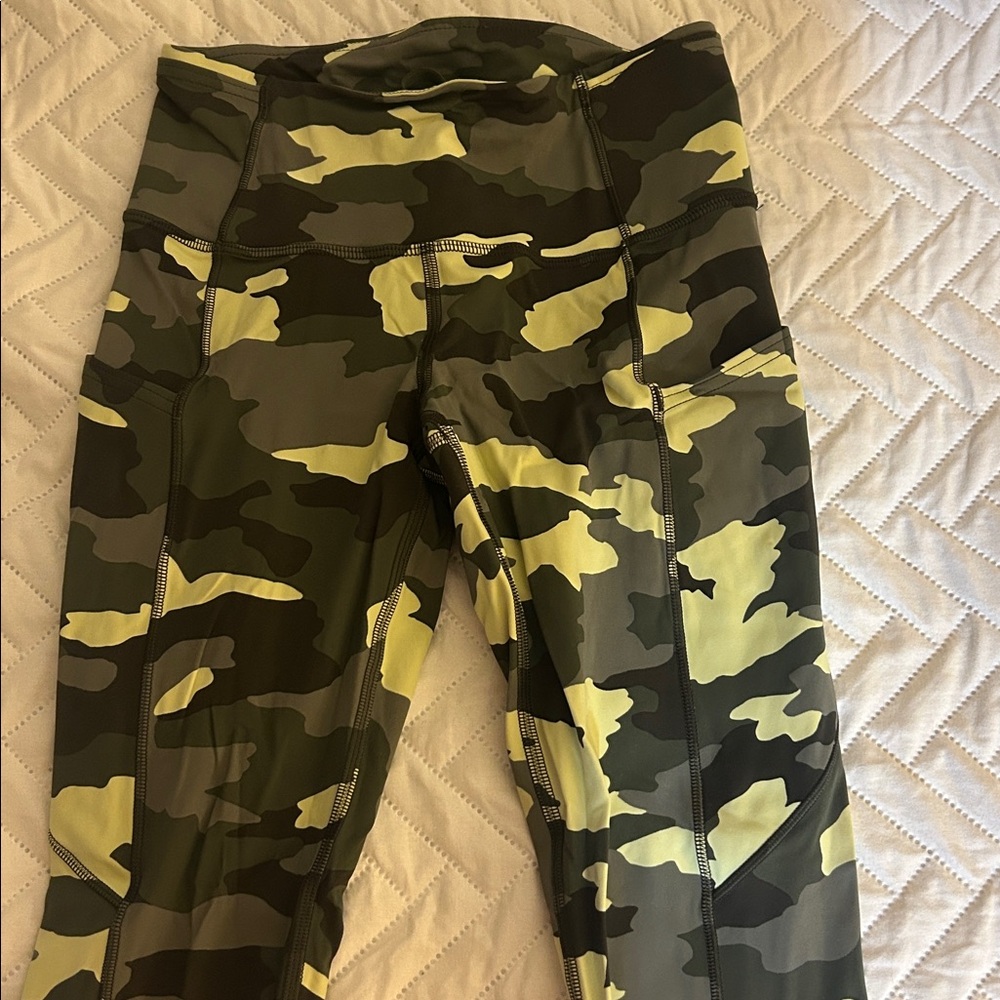 Fast and free high-rise Lululemon tights 25 inch with side pockets - camo print